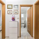 Pole *